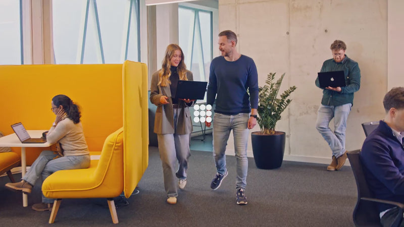 Le BRITA Extra I-Tap présenté en situation d'utilisation, mettant en avant ses fonctionnalités et son accessibilité sans obstacle.