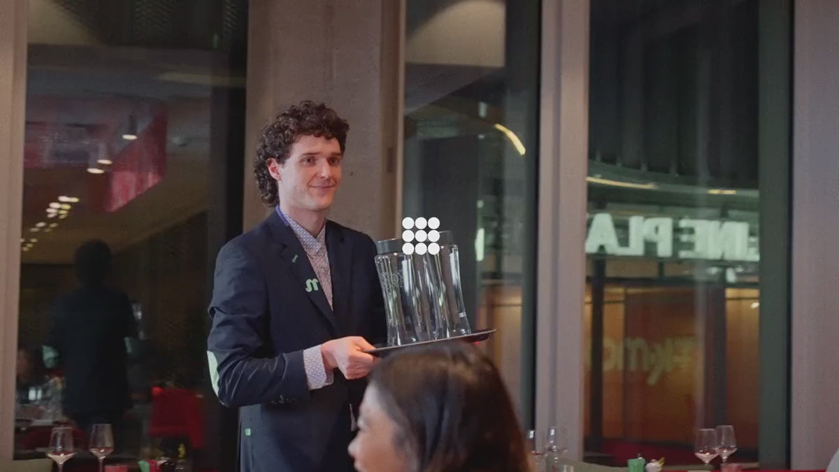 Charger la vidéo : BRITA Fill range water dispensers designed for high water demand in hospitality settings.