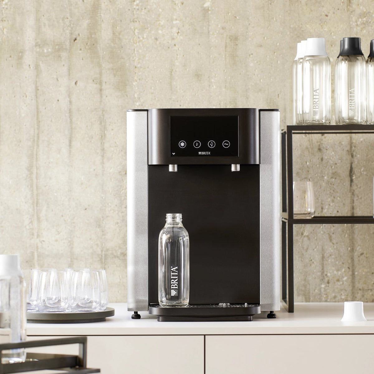 fontaines à eau  Fill Pro posé sur un plan de travail de cuisine, avec une Bouteille Wave  placée en dessous.